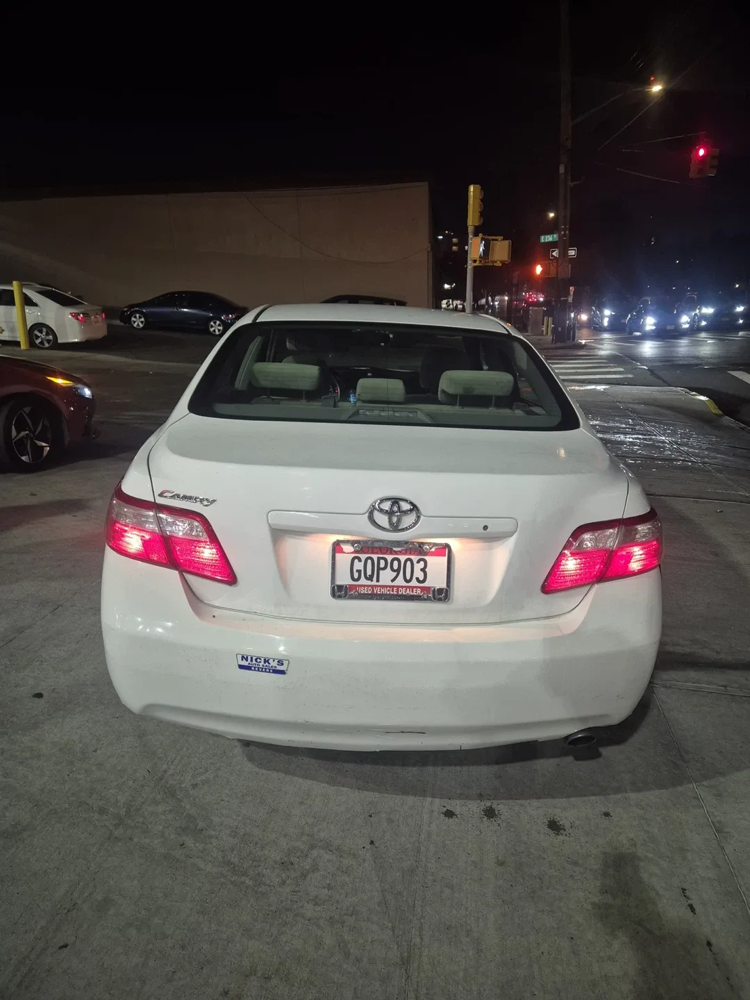 Toyota Camry White Sedan image indicator(3)