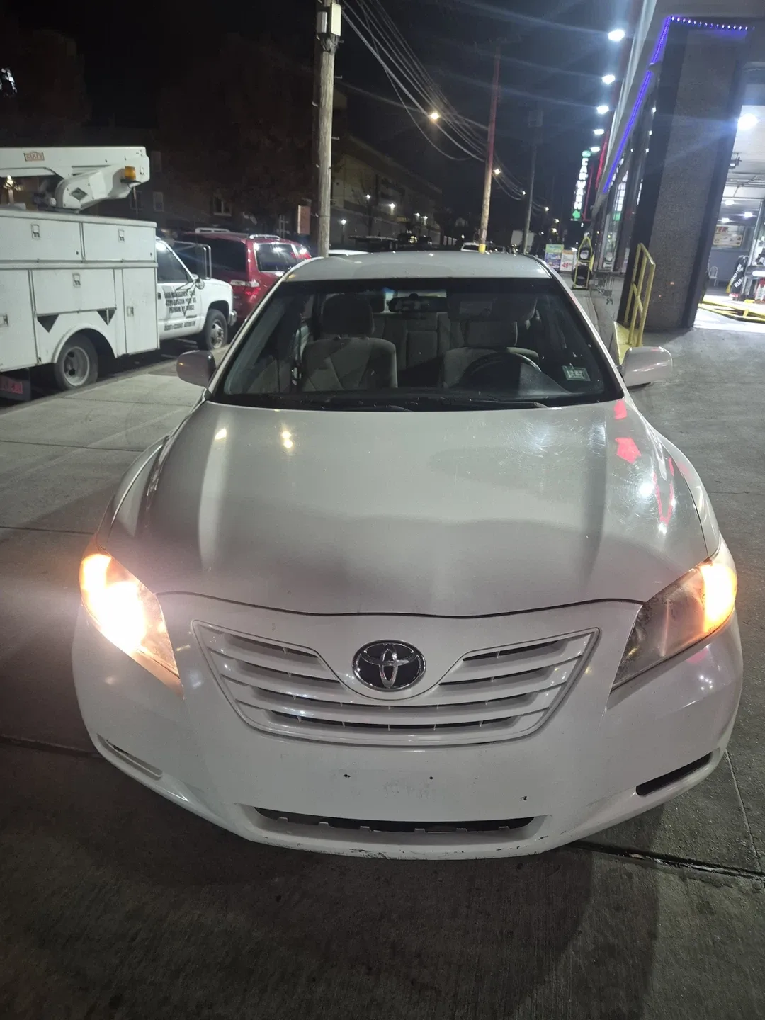 Toyota Camry White Sedan image indicator(8)