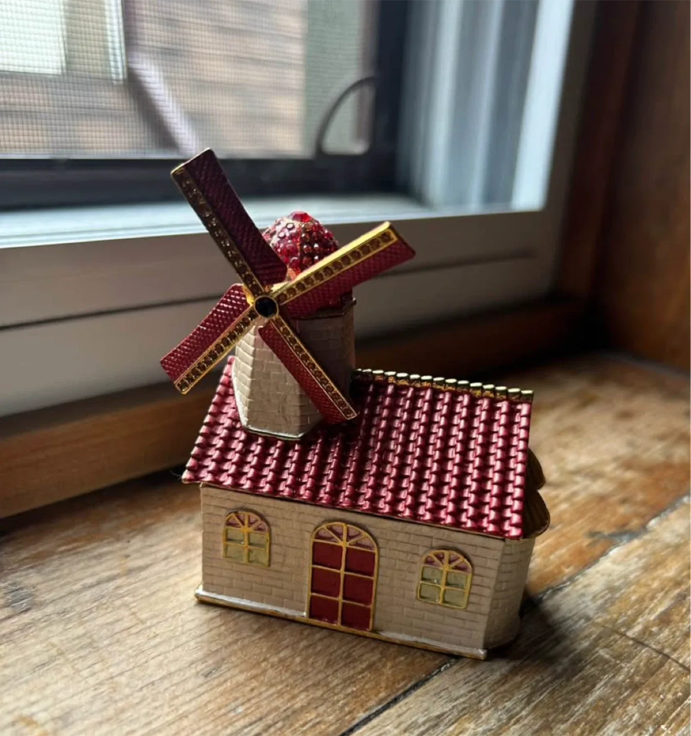 Windmill moving RED Rucinni pill box enamel trinket image indicator(9)