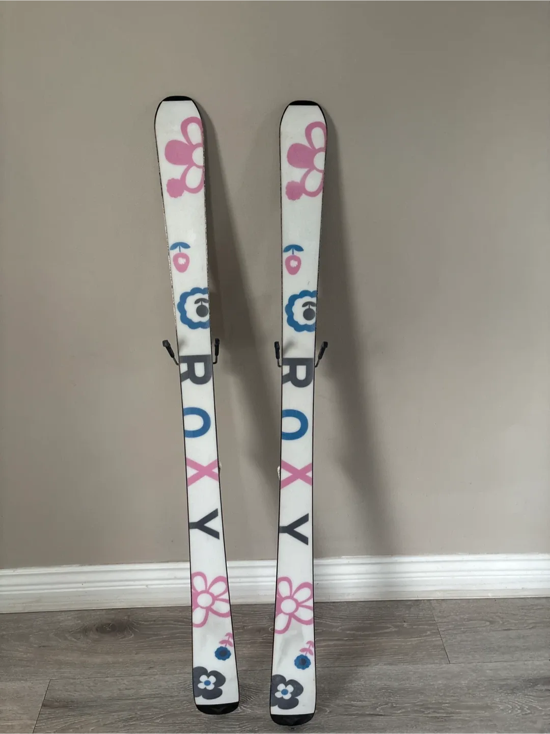 Roxy Skis - Fun Floral Design image indicator(4)