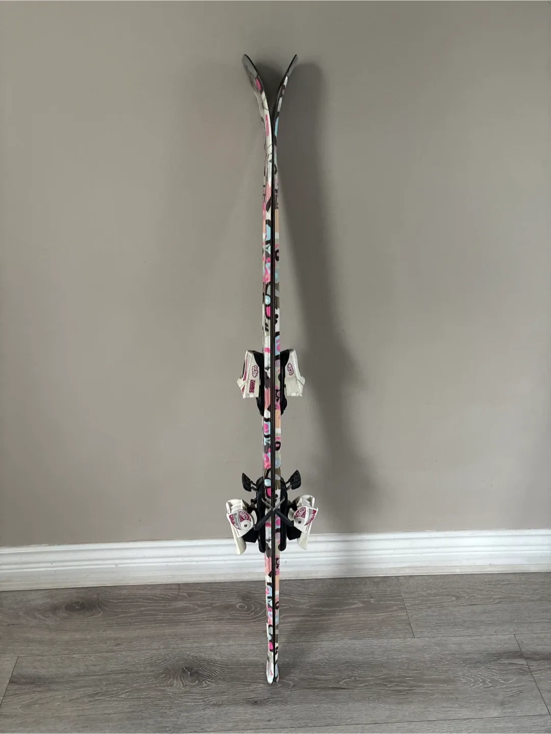 Roxy Skis - Fun Floral Design image indicator(2)