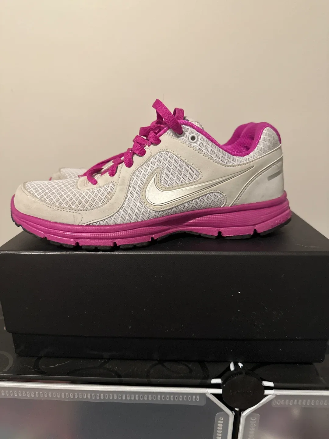 Nike  Running Shoes - Women's Size 9.5 image indicator(3)