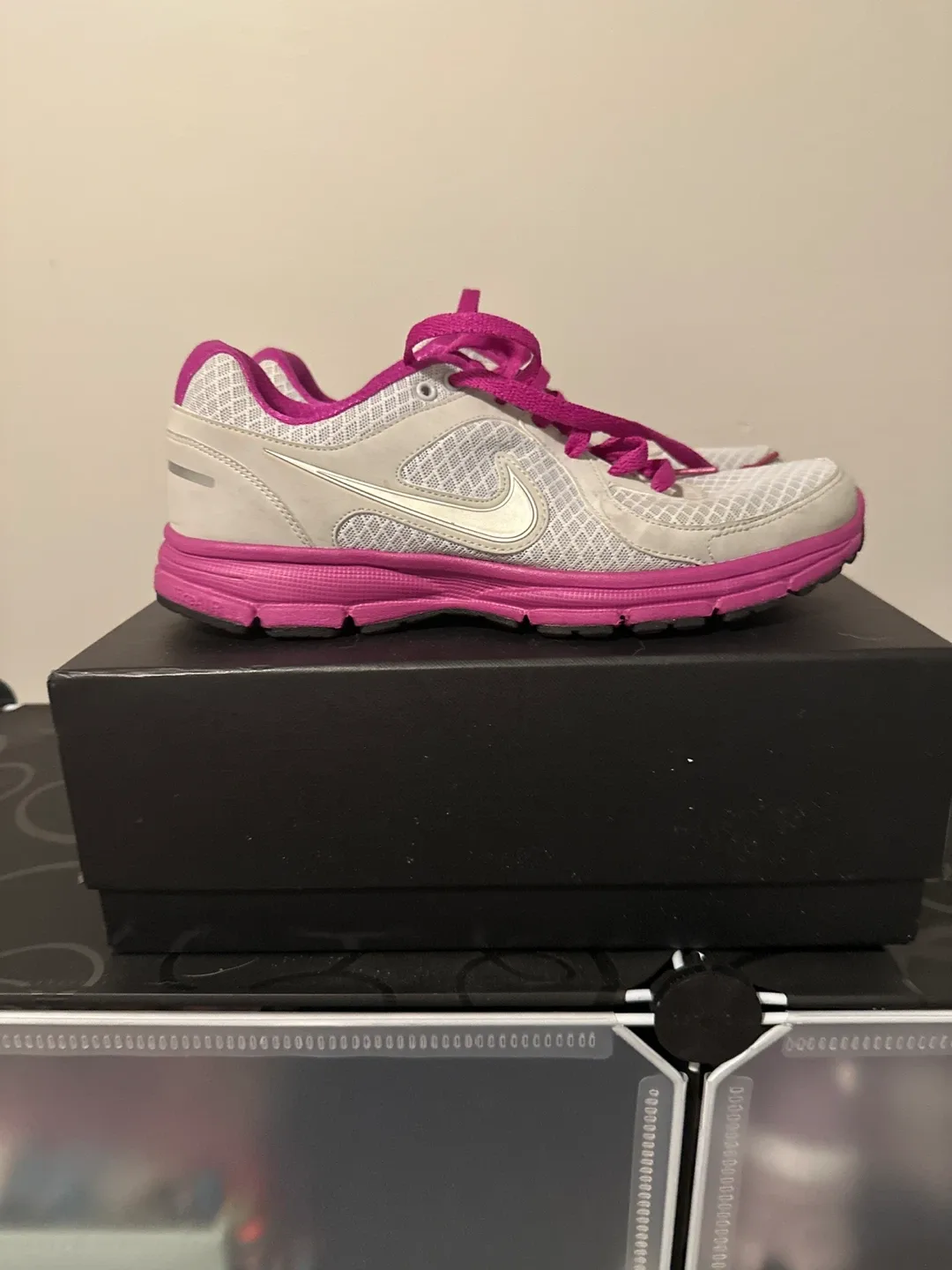 Nike  Running Shoes - Women's Size 9.5 image indicator(2)