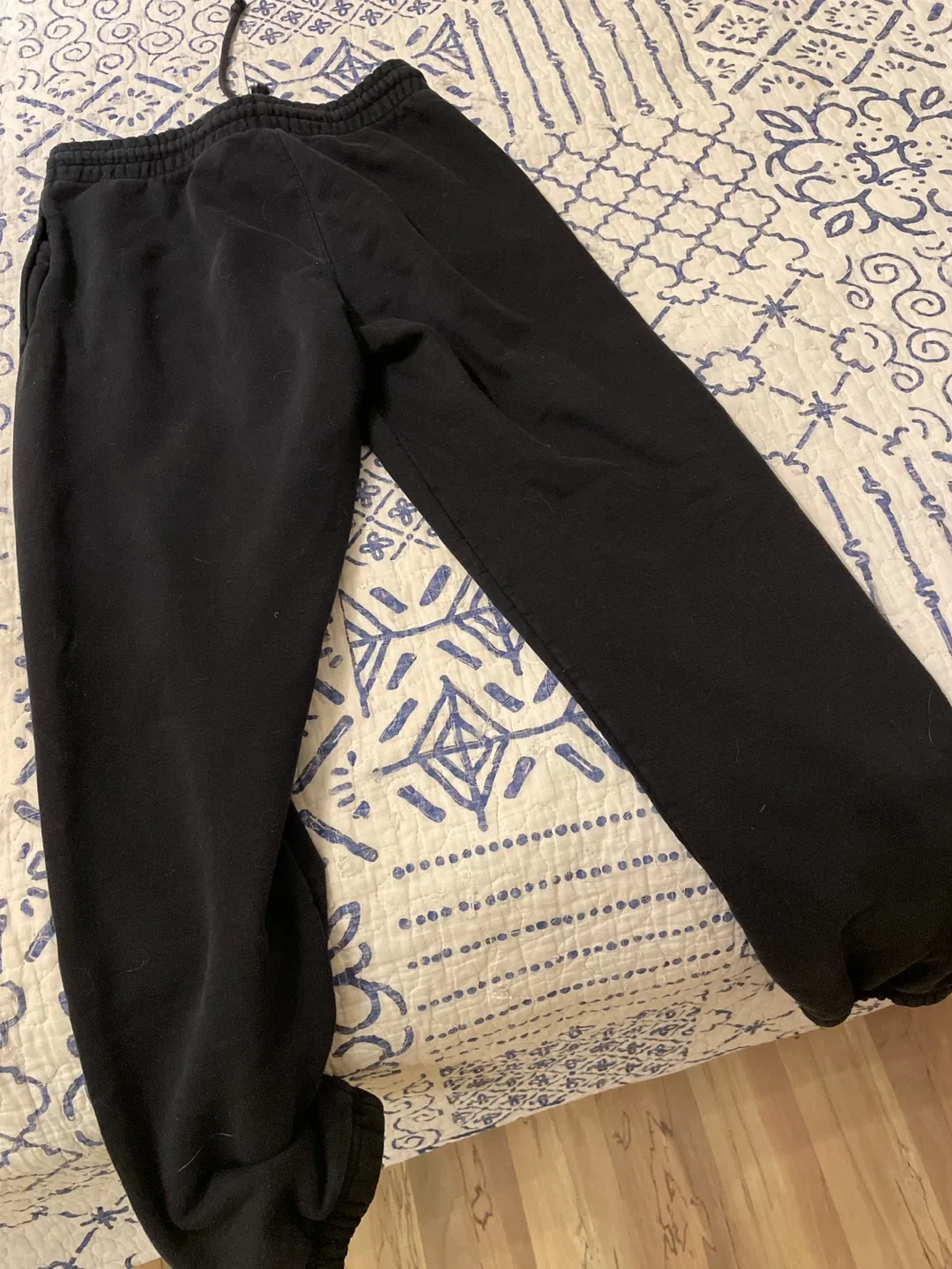 Aritzia TNA Black Sweatpants Size XS image indicator(4)