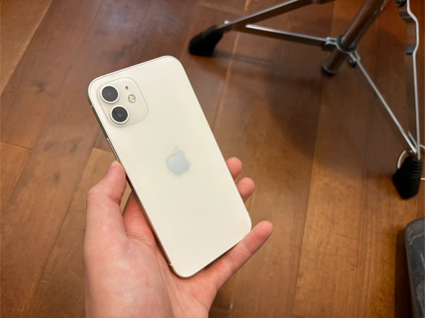 Apple iPhone 12 - 64GB, White comes with charger, box, and case image indicator(2)