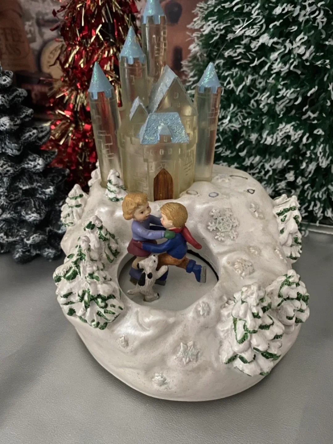 Vintage Ice Skaters Light Up Musical Box! image indicator(2)