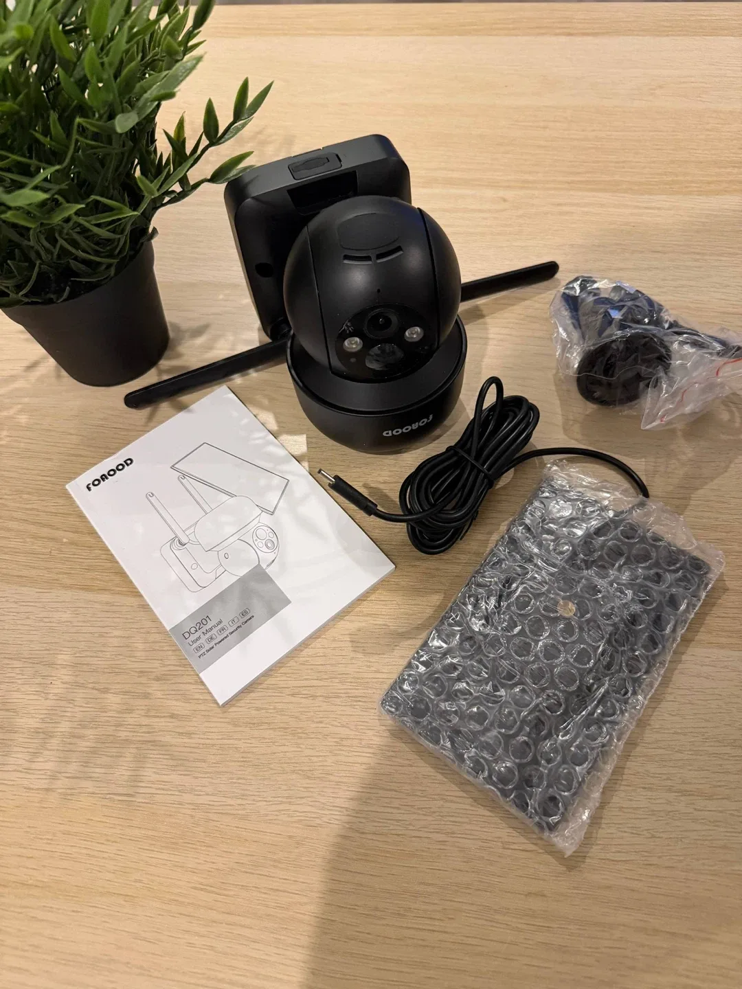 Forood DQ201 PTZ Solar Powered Security Camera - Black image indicator(2)