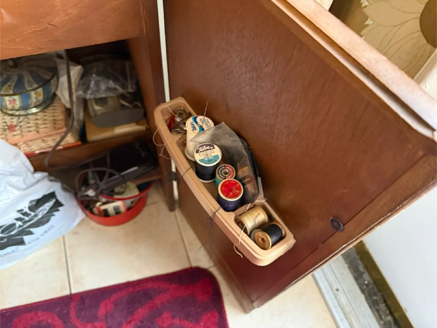 Vintage Singer Model 401A  With Hard Wood Table / Cabinet image indicator(6)