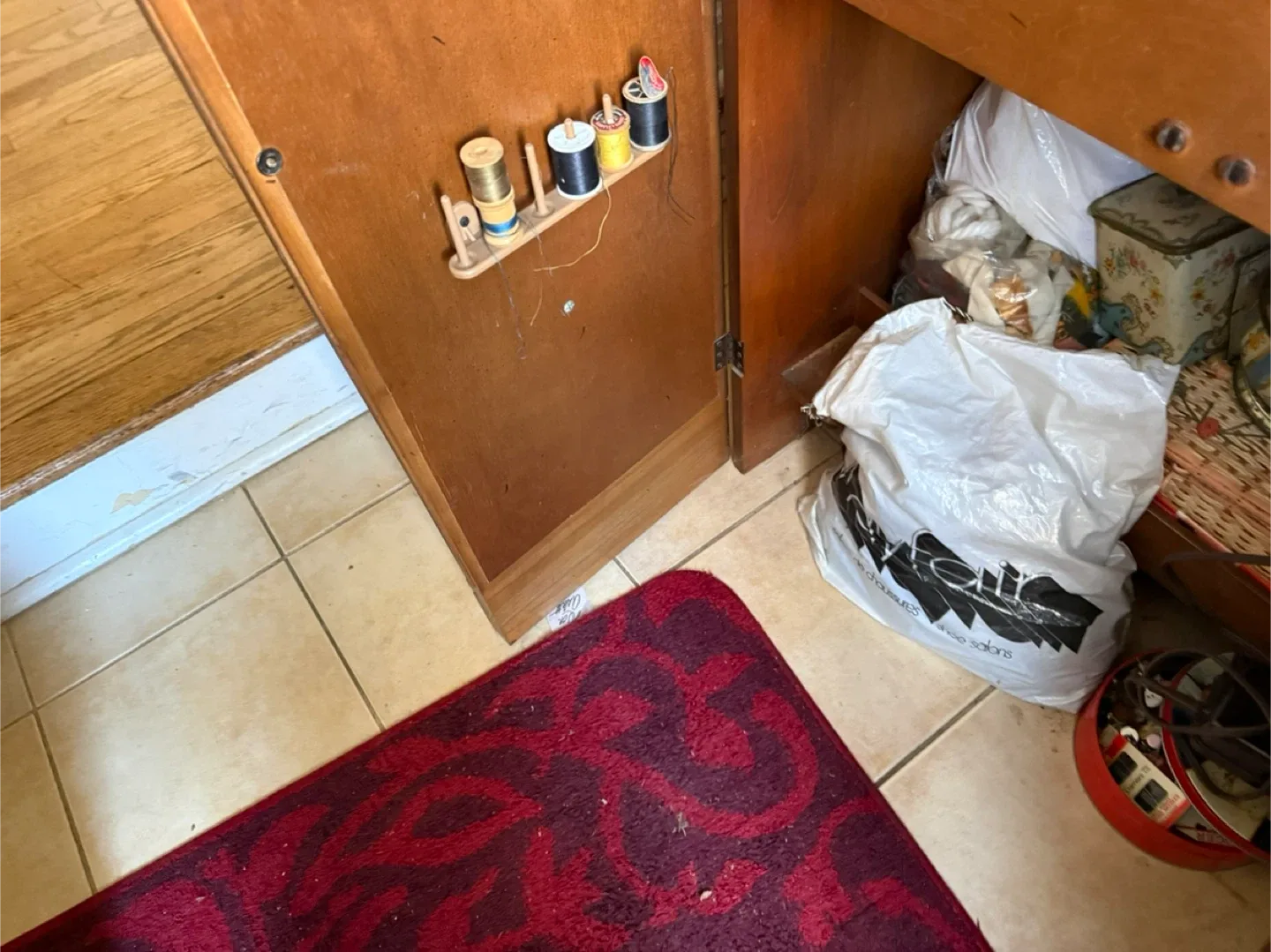 Vintage Singer Model 401A  With Hard Wood Table / Cabinet image indicator(2)