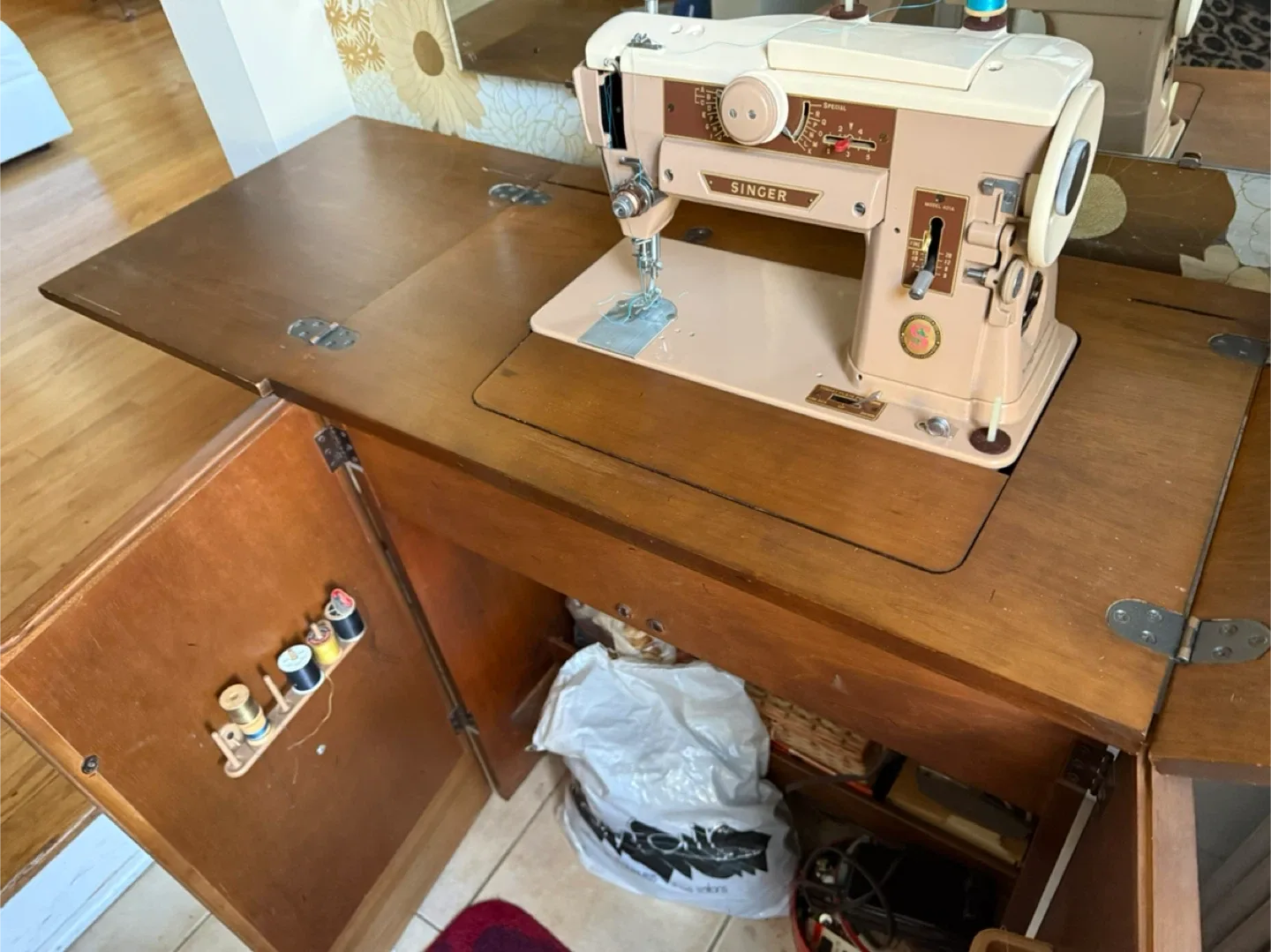 Vintage Singer Model 401A  With Hard Wood Table / Cabinet image indicator(3)