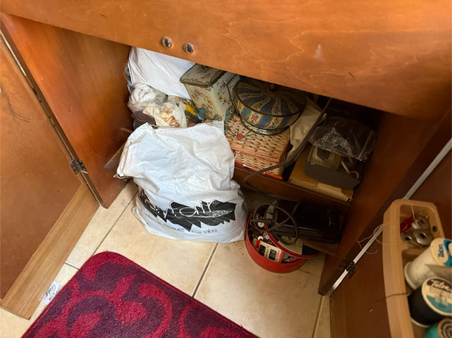 Vintage Singer Model 401A  With Hard Wood Table / Cabinet image indicator(5)