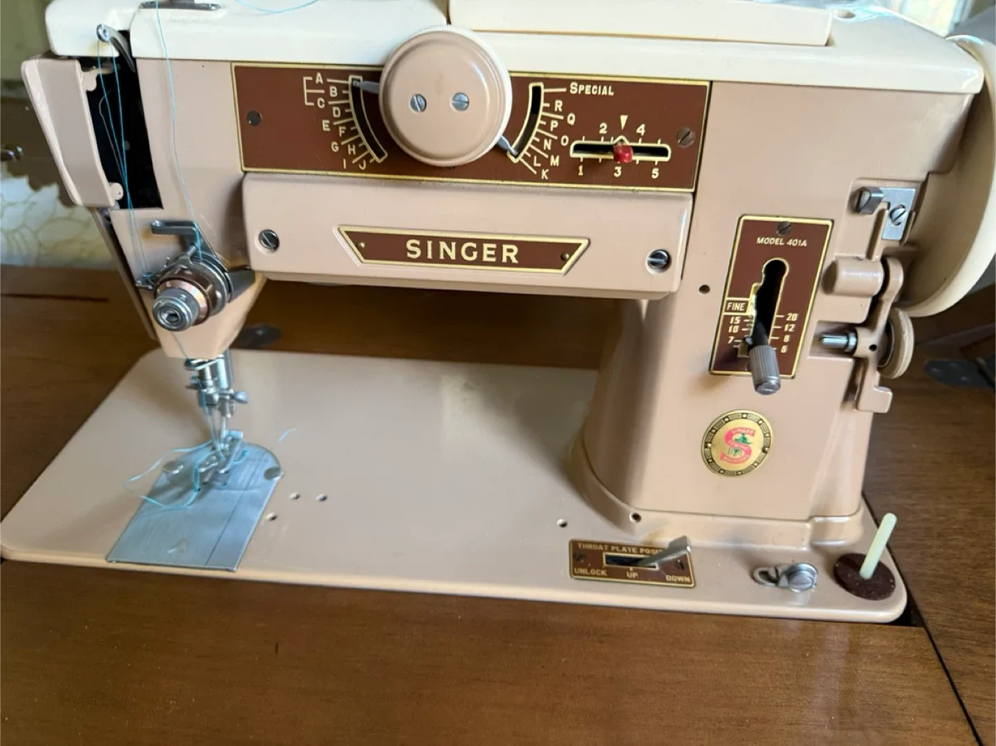 Vintage Singer Model 401A  With Hard Wood Table / Cabinet image indicator(4)
