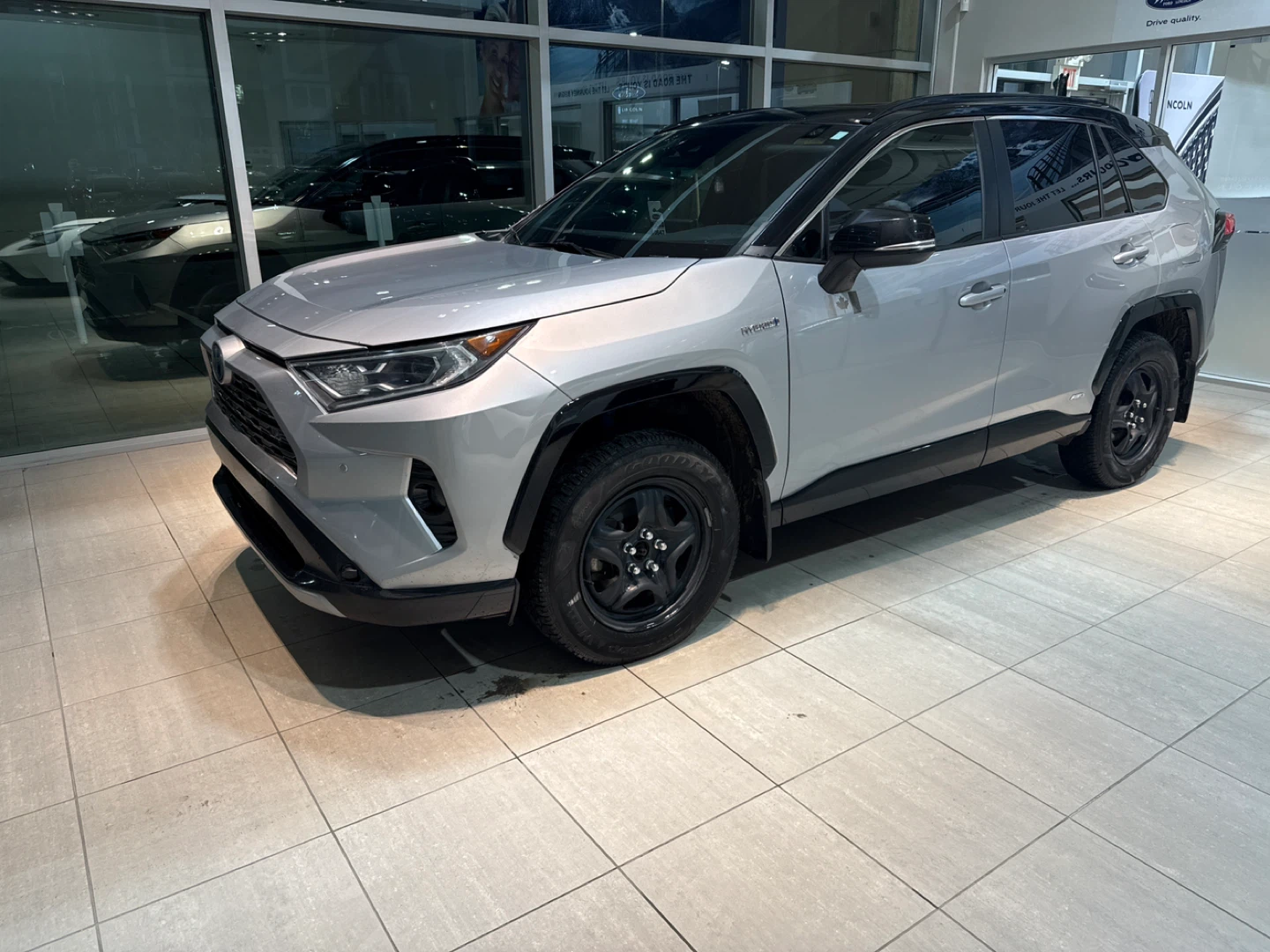 Toyota RAV4 XSE Hybrid - Silver