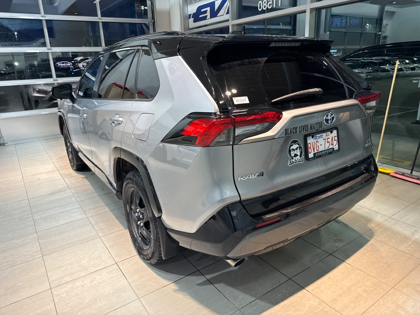 Toyota RAV4 XSE Hybrid - Silver - photo 2