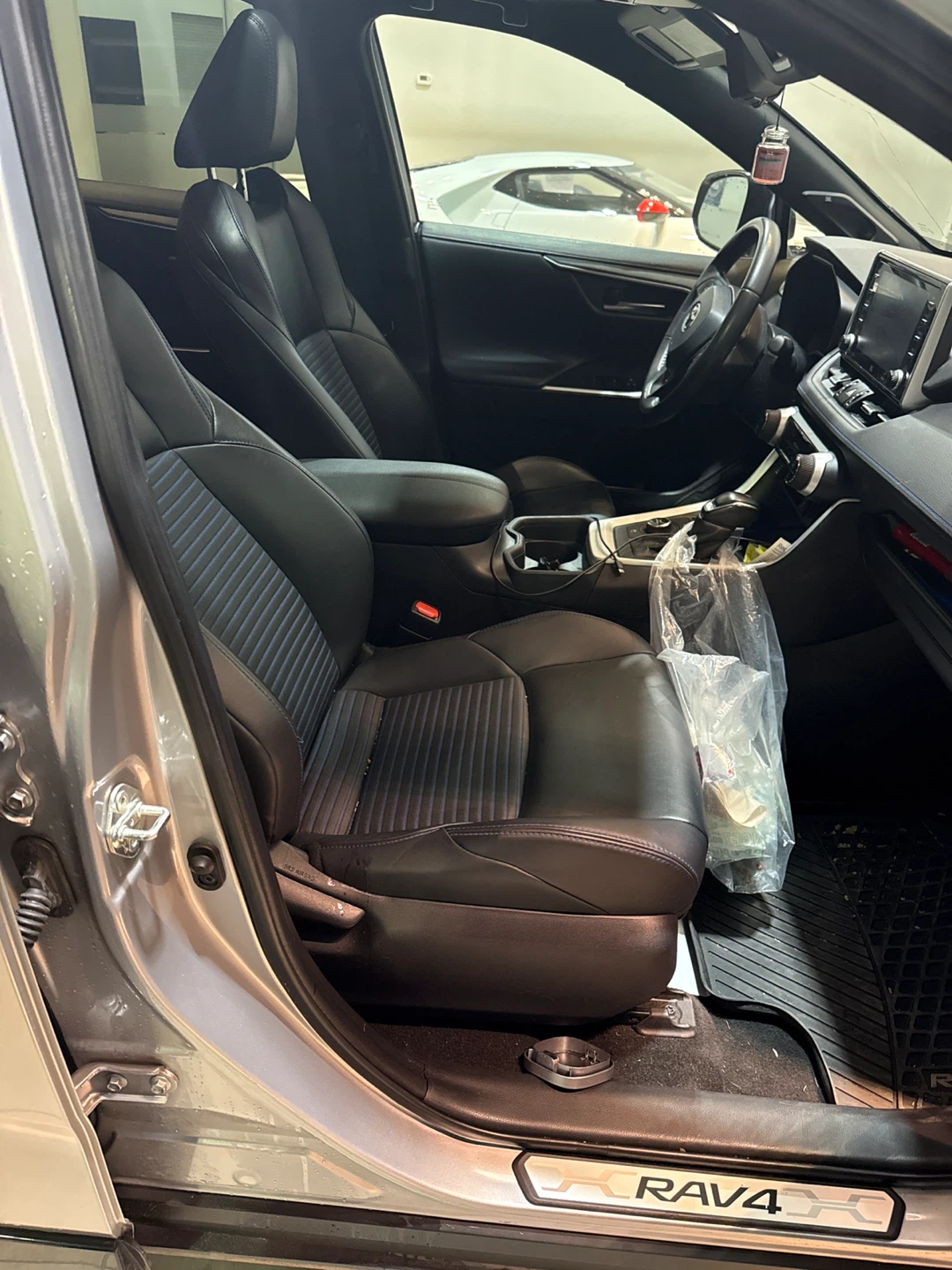 Toyota RAV4 XSE Hybrid - Silver - photo 5