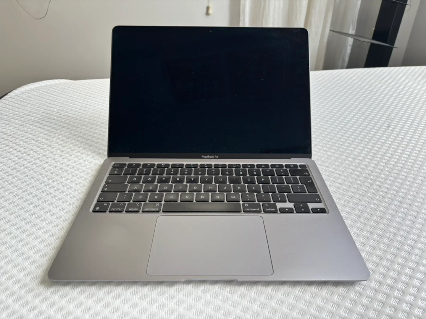 MacBook Air M1 (2020) image indicator(2)