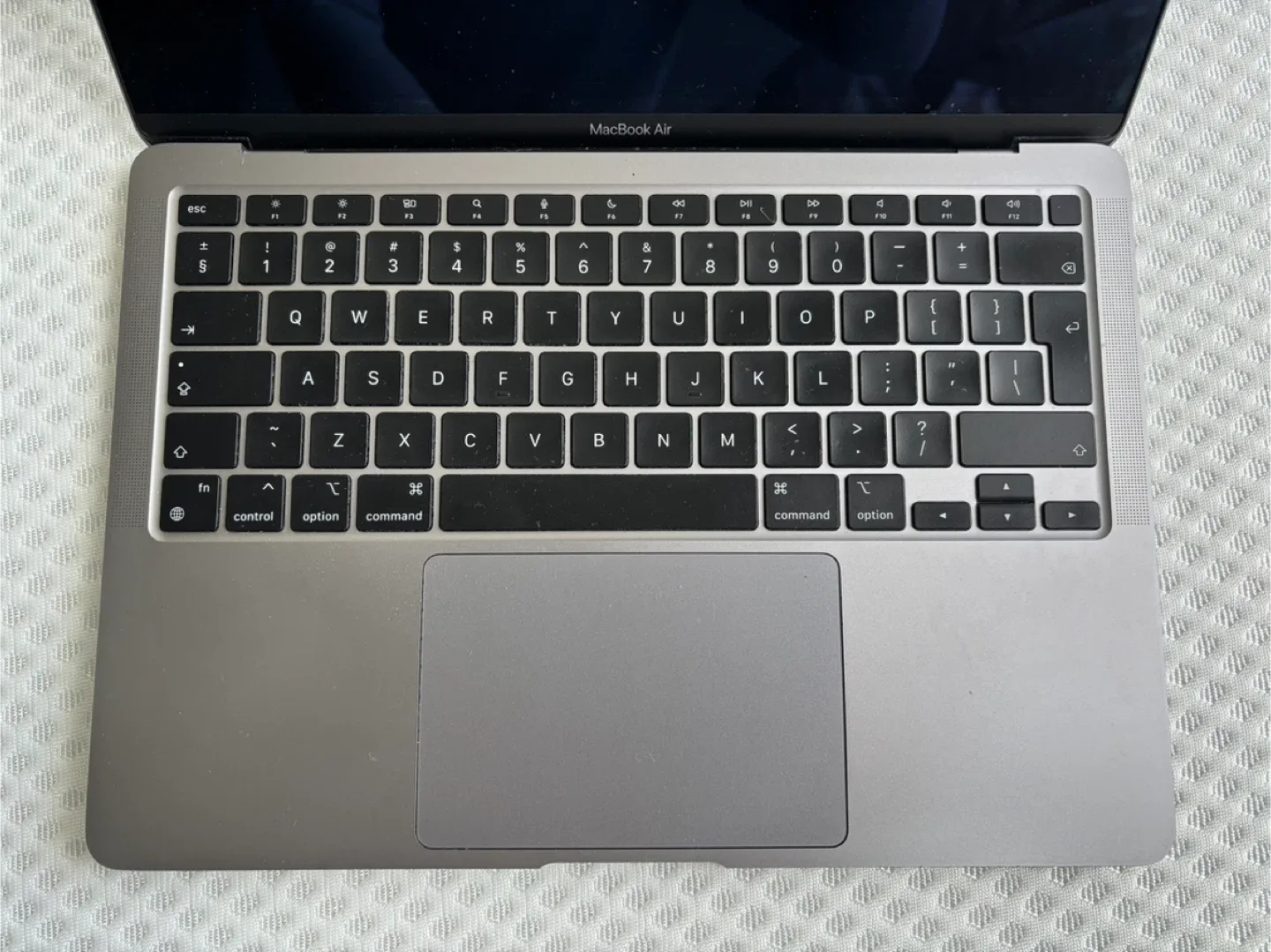 MacBook Air M1 (2020) image indicator(3)