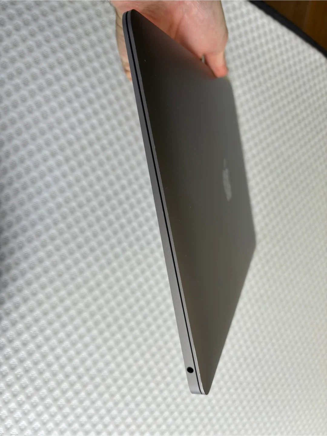 MacBook Air M1 (2020) image indicator(7)