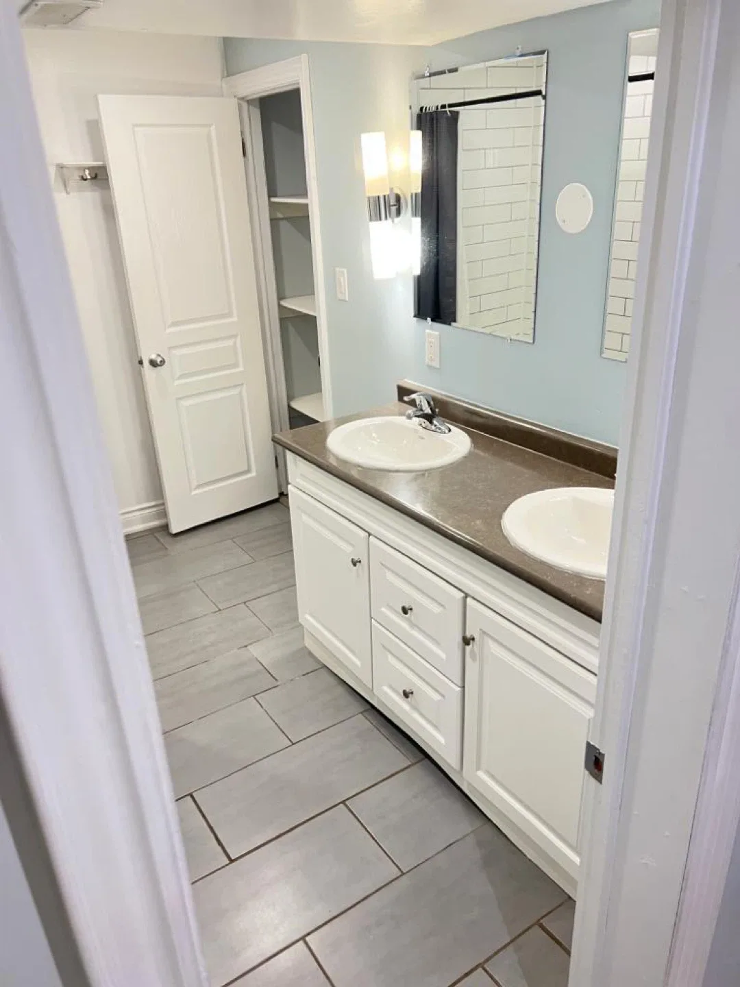 2 bedroom Basement for rent image indicator(2)