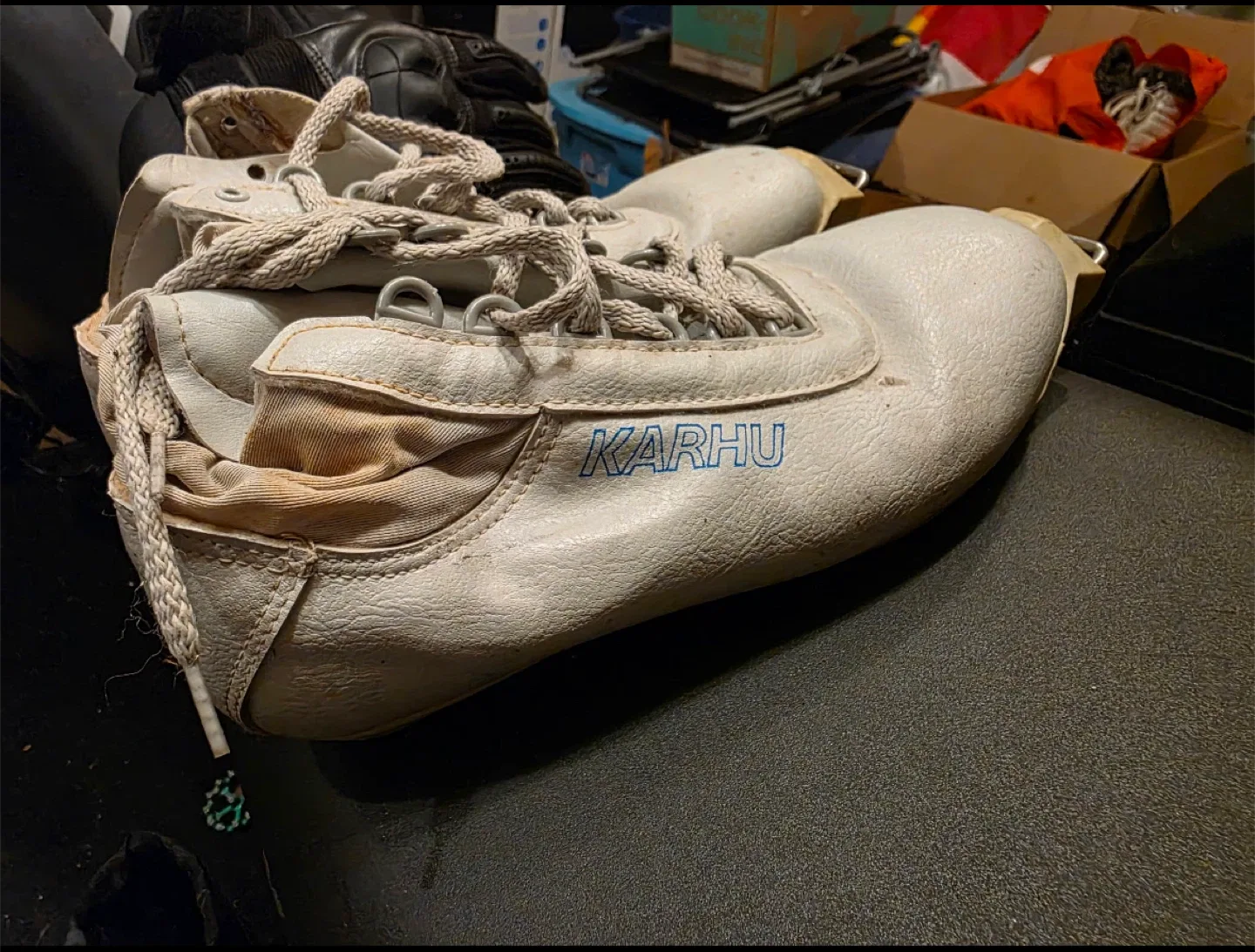 Karhu XC Ski Boots & Jarvinen XC Skis image indicator(2)