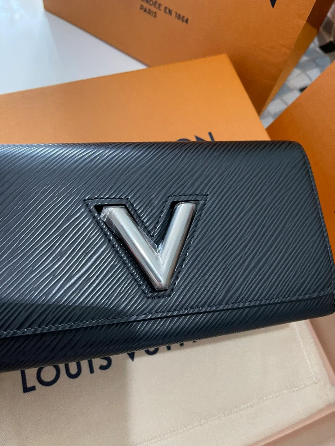 Louis Vuitton Epi Leather Twist Wallet ( Brand New) image indicator(4)