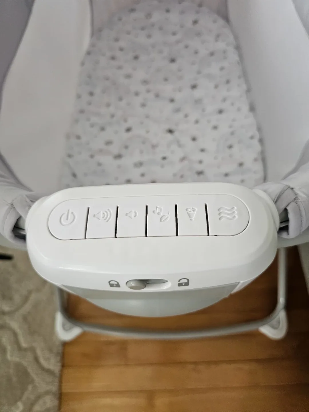 Fisher price soothing view Rocking Bassinet - Like New! 🥕 image indicator(2)