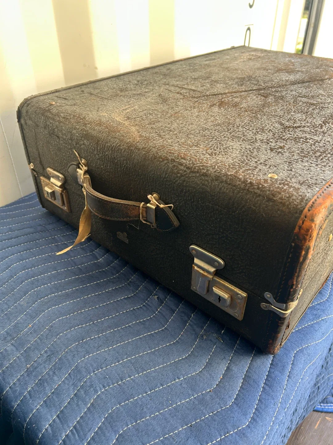 Vintage Suitcase with Hanger image indicator(6)