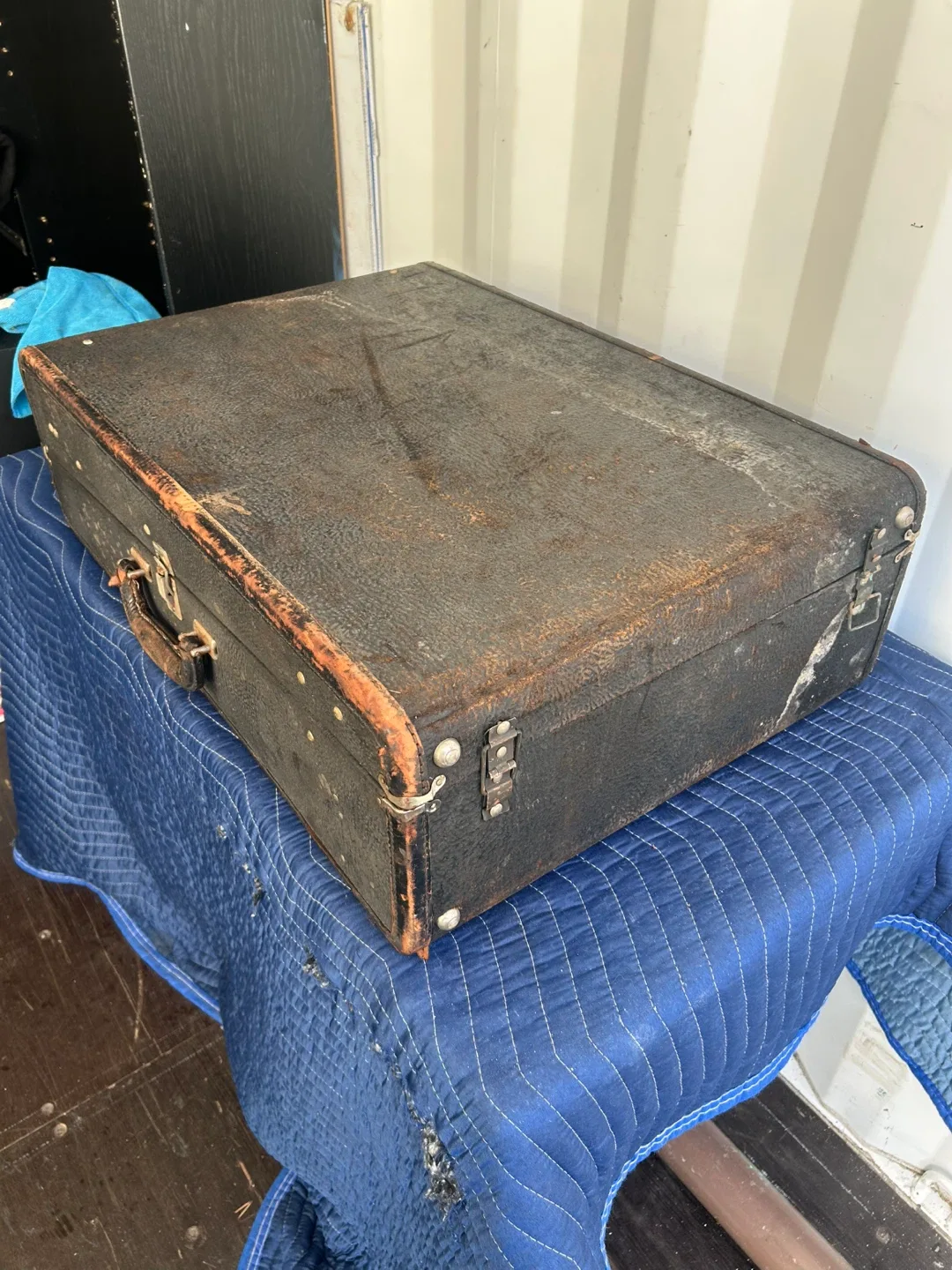 Vintage Suitcase with Hanger image indicator(3)