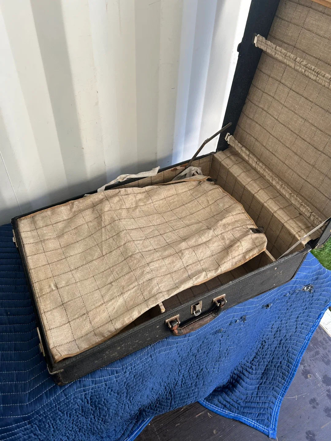 Vintage Suitcase with Hanger image indicator(5)