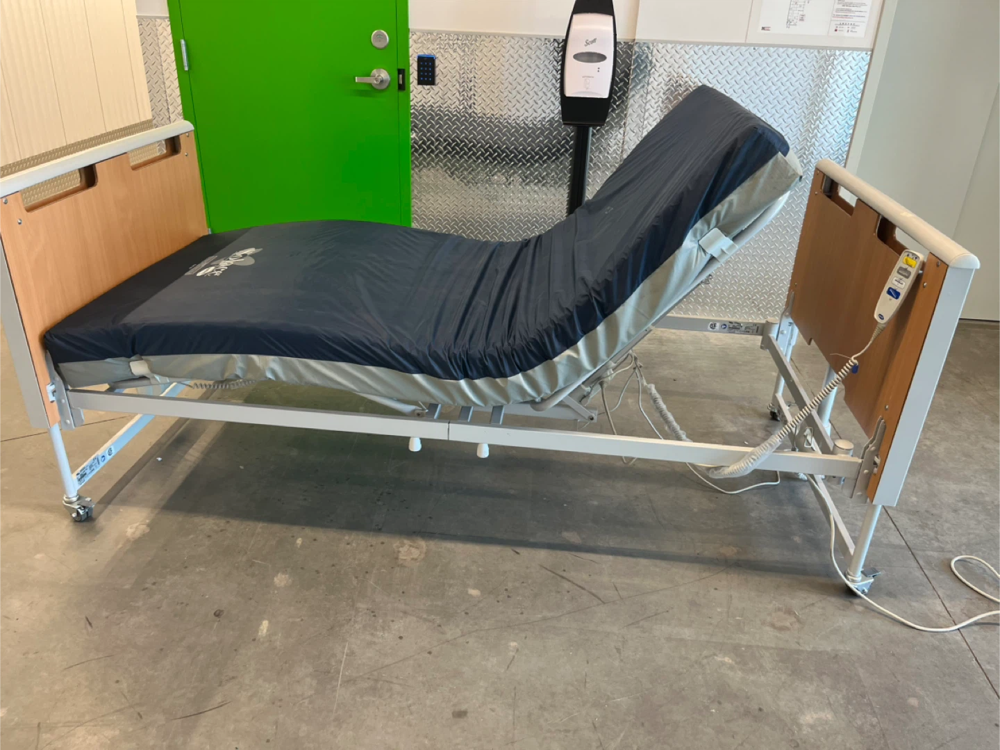 Invacare Hospital Bed - photo 5