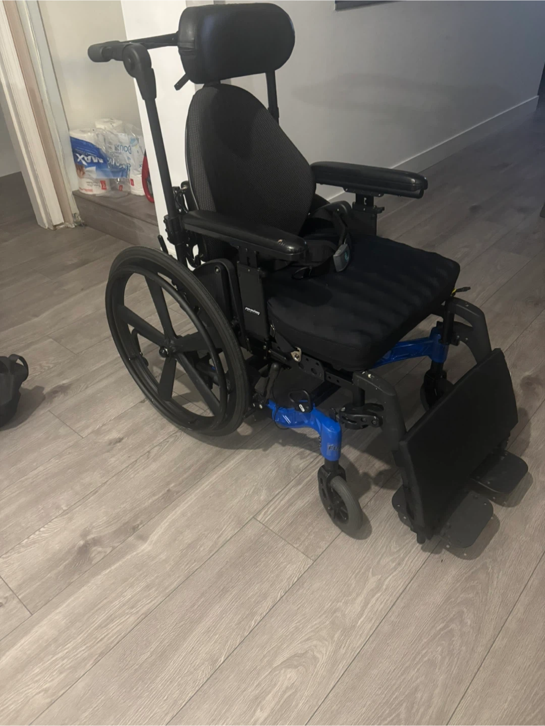 Tilting wheelchair