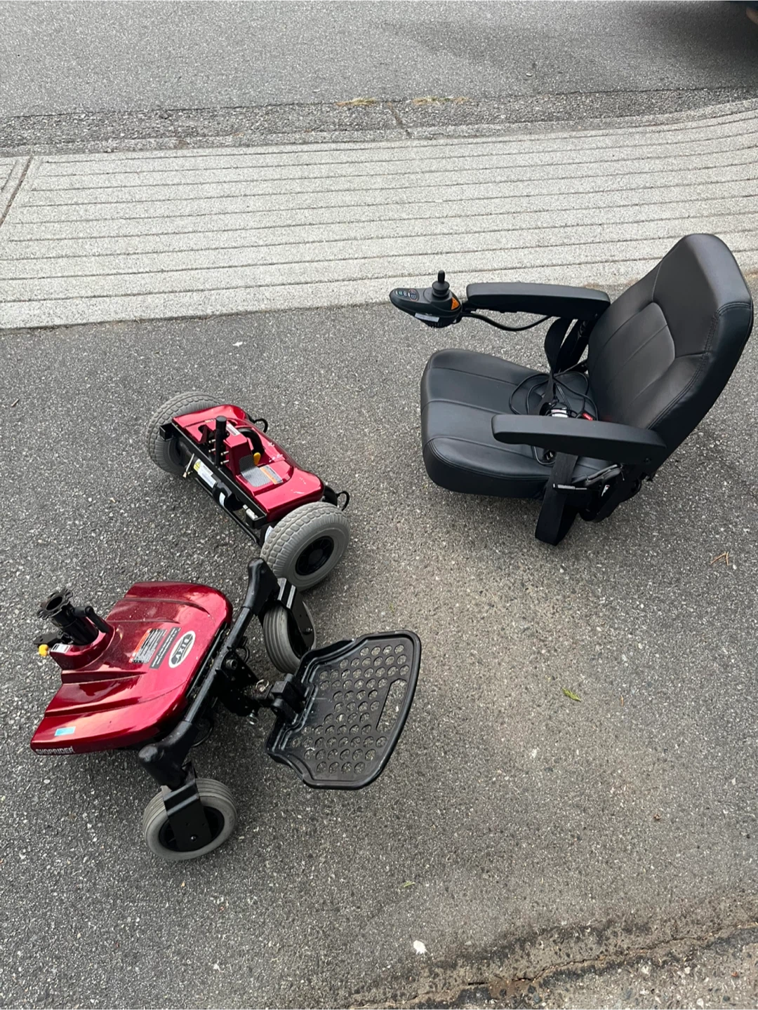 Electric transport wheelchair