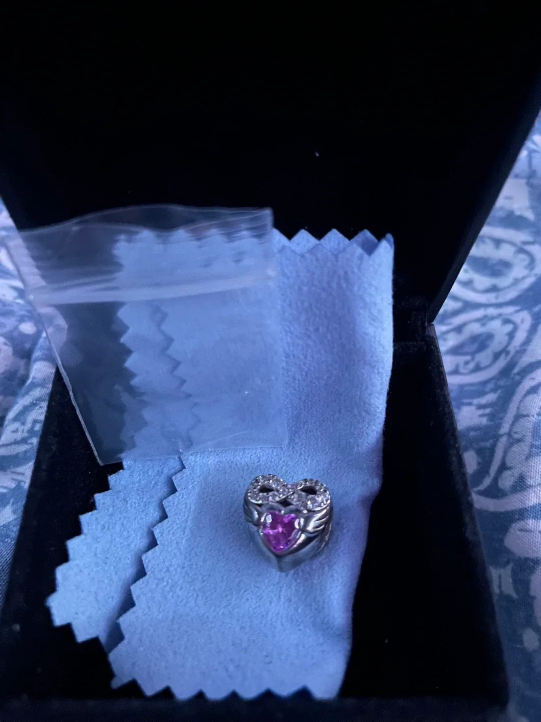 Forever Queen Heart Charm image indicator(5)