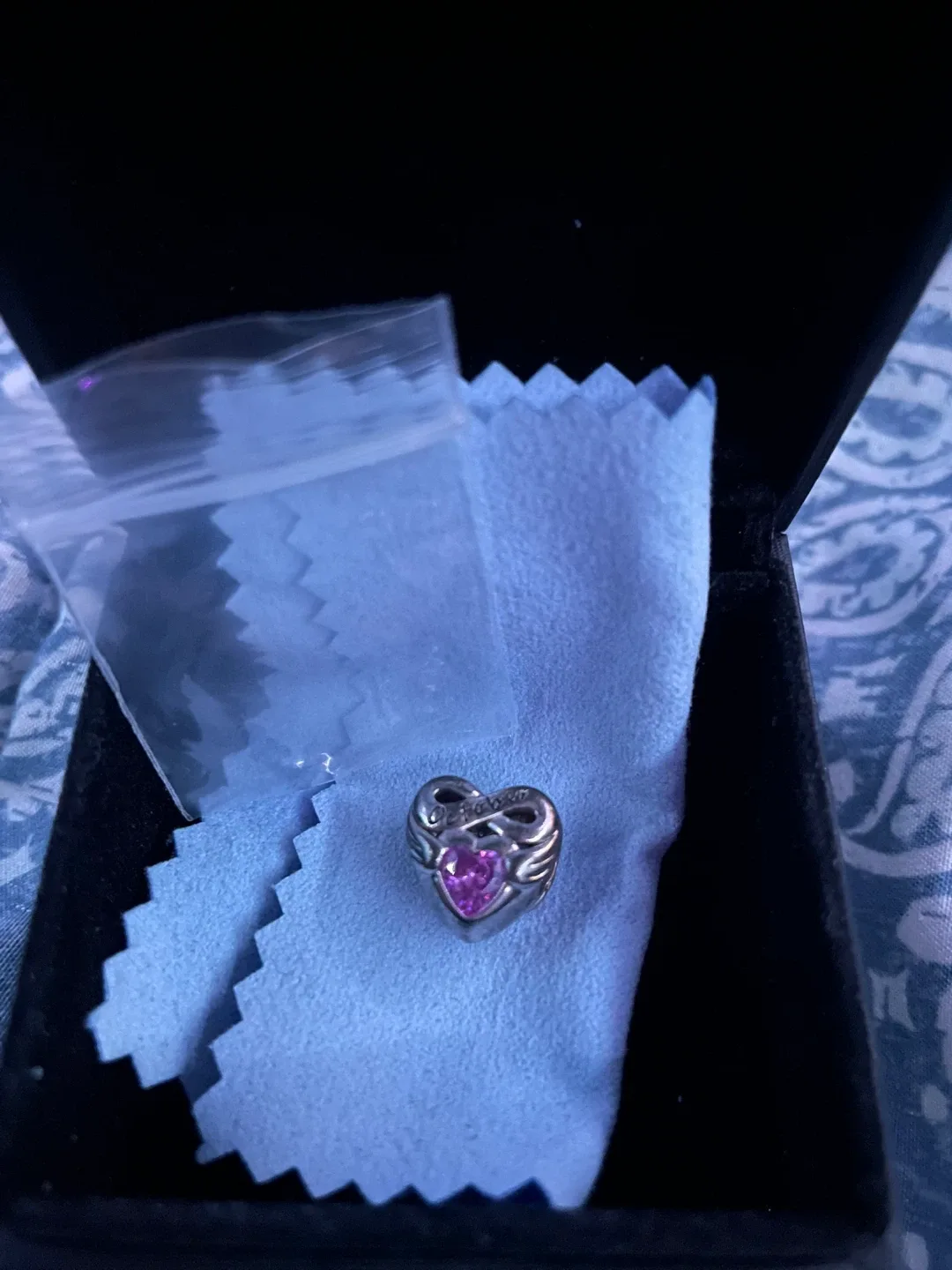 Forever Queen Heart Charm image indicator(4)