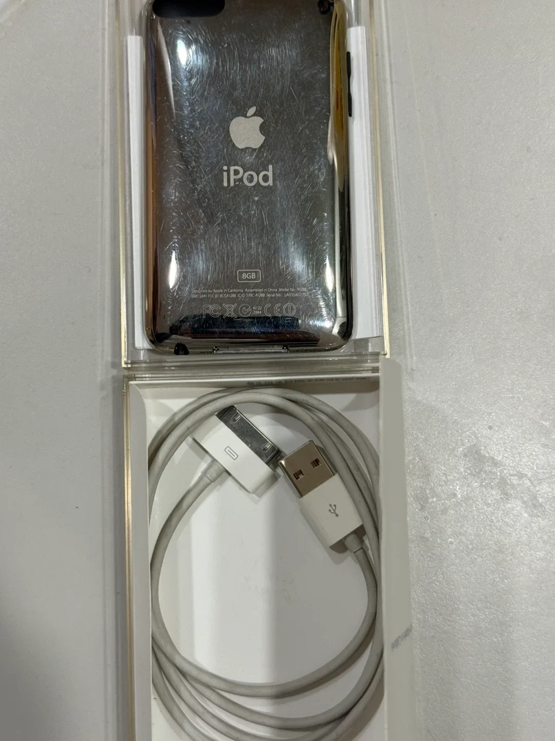 🥕Apple iPod Touch 8GB (2009) with Box image indicator(2)
