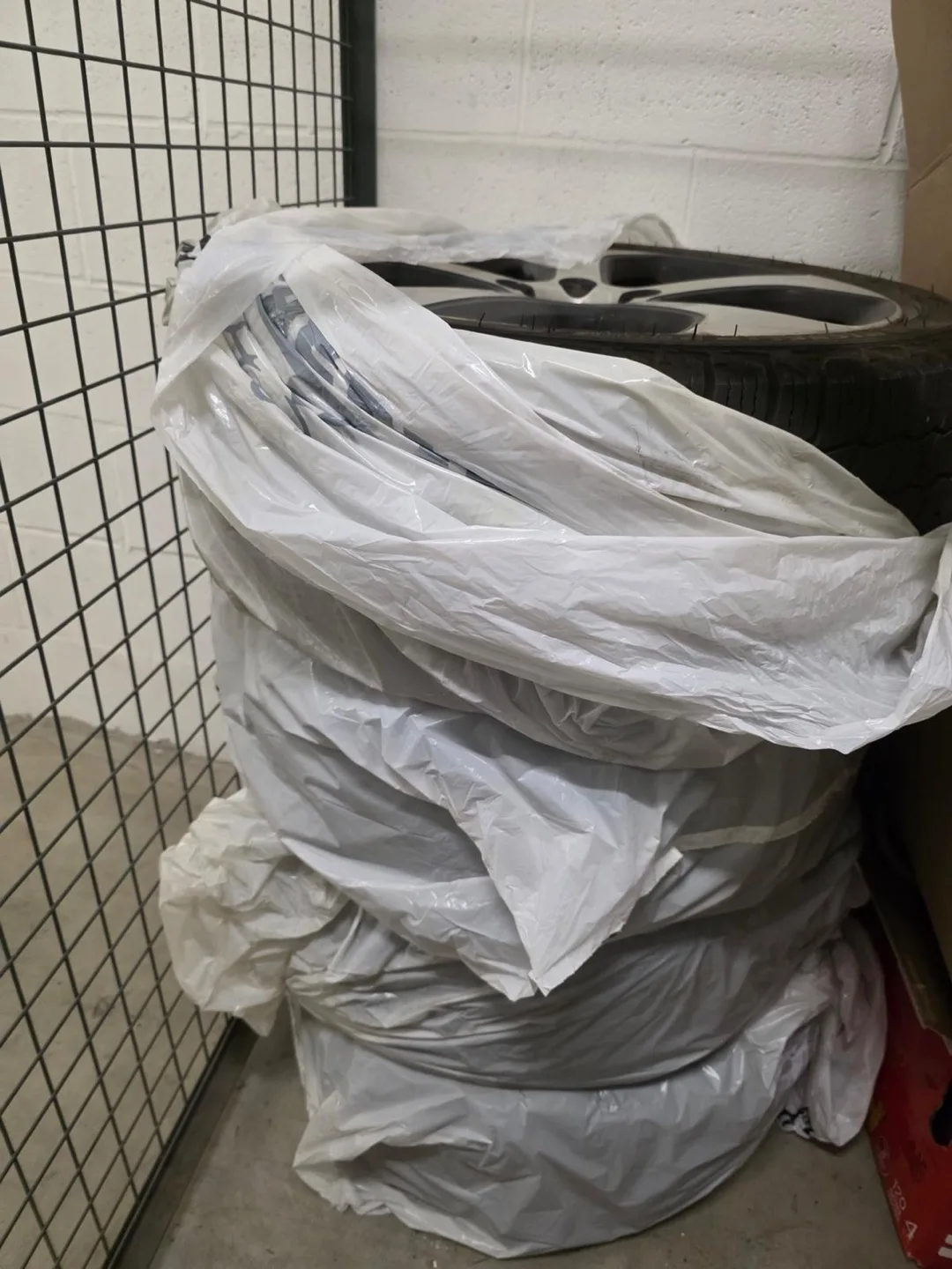 Michelin X-Ice Snow Tires & Rims image indicator(2)