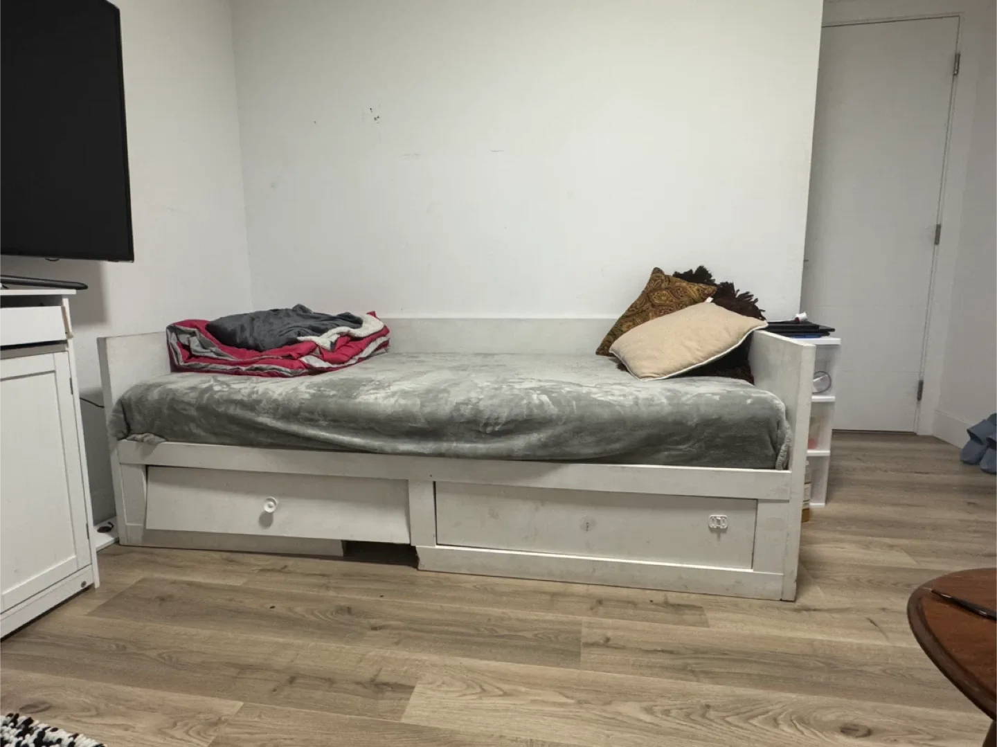White Daybed with Storage Drawers image indicator(3)