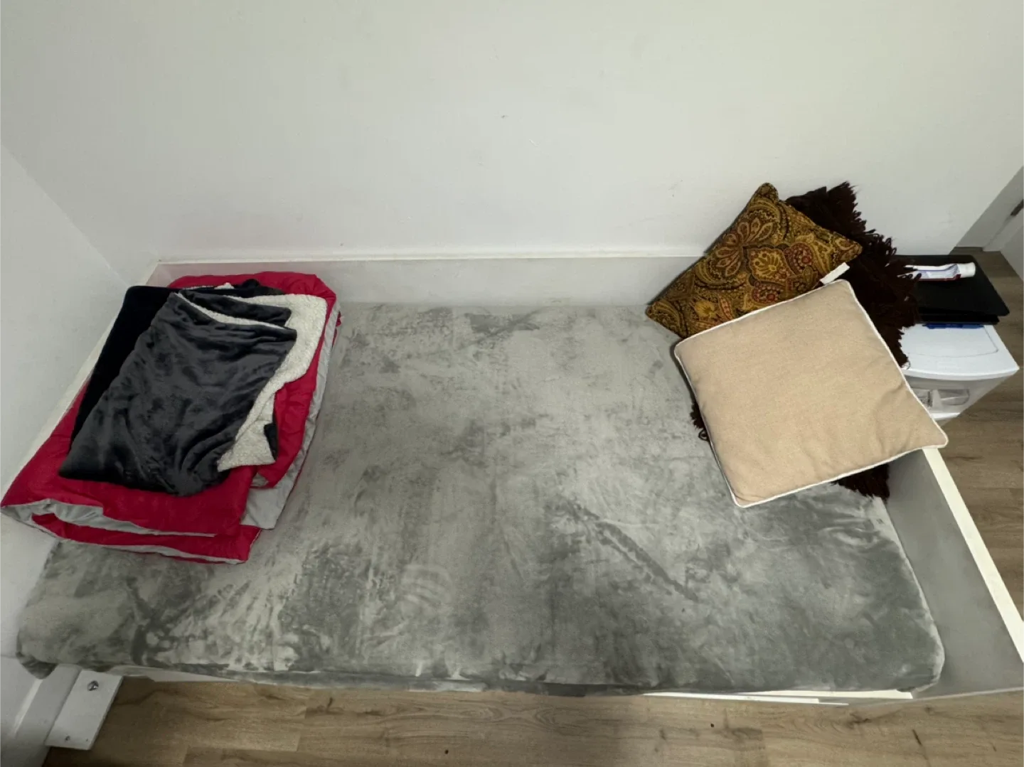 White Daybed with Storage Drawers image indicator(2)