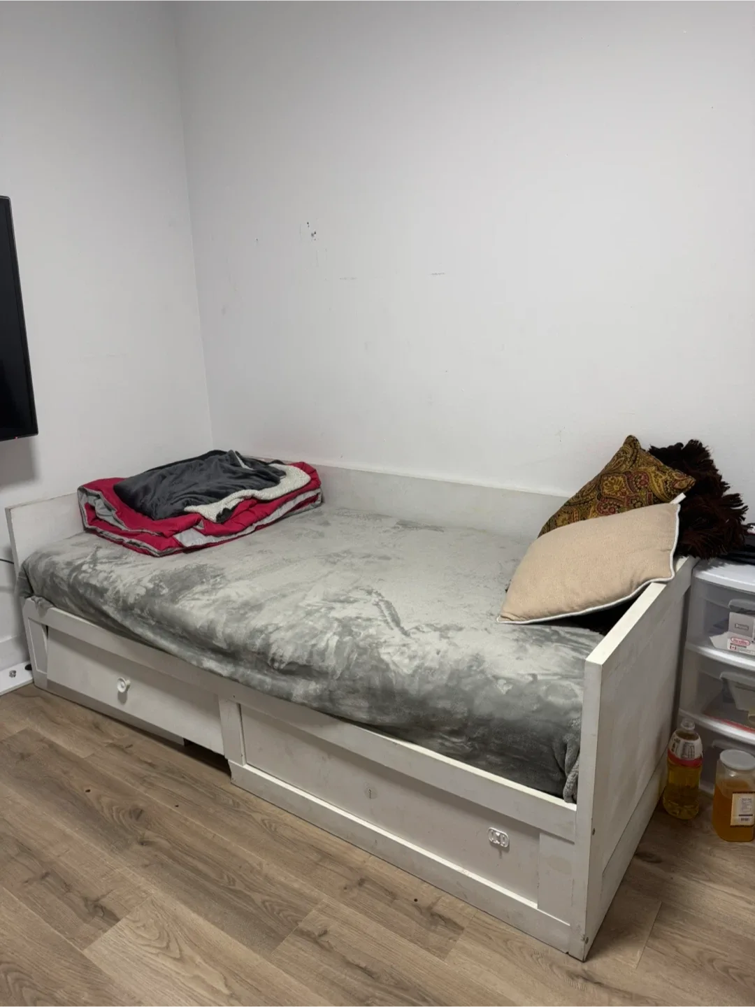 White Daybed with Storage Drawers image indicator(6)