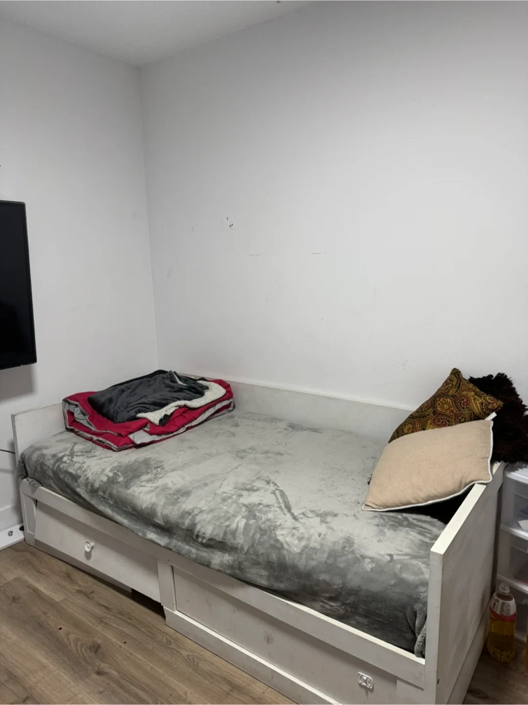 White Daybed with Storage Drawers image indicator(5)