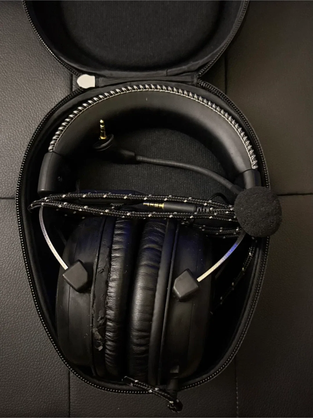 HyperX Cloud Pro Gaming Headset - Silver - with case image indicator(2)