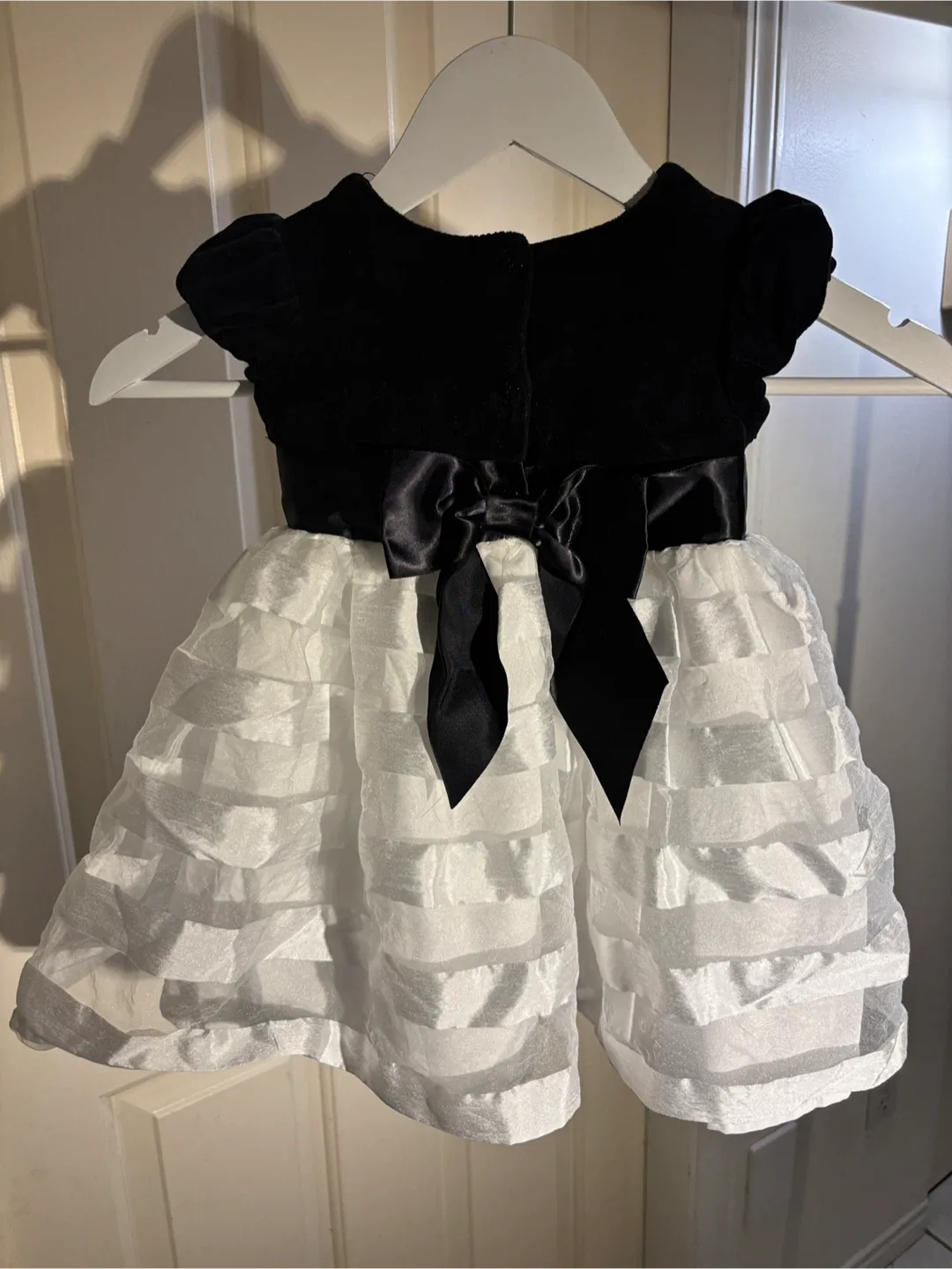 Girl’s “Little Me” Black Velvet Dress 🖤 🌸 Size 18 m image indicator(2)