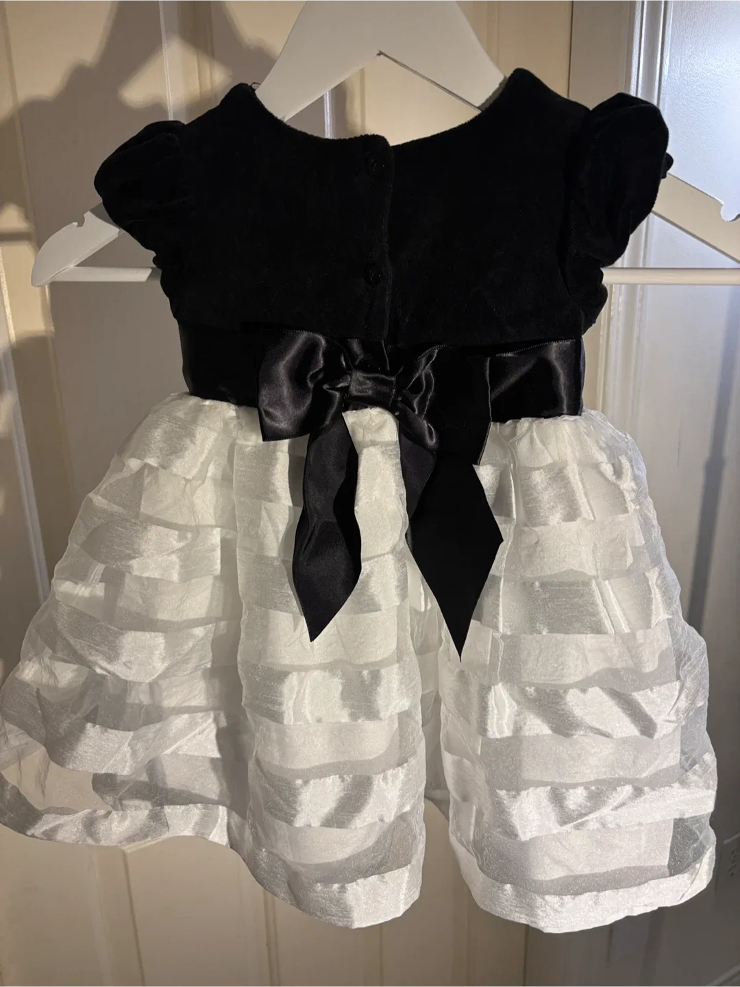 Girl’s “Little Me” Black Velvet Dress 🖤 🌸 Size 18 m image indicator(6)
