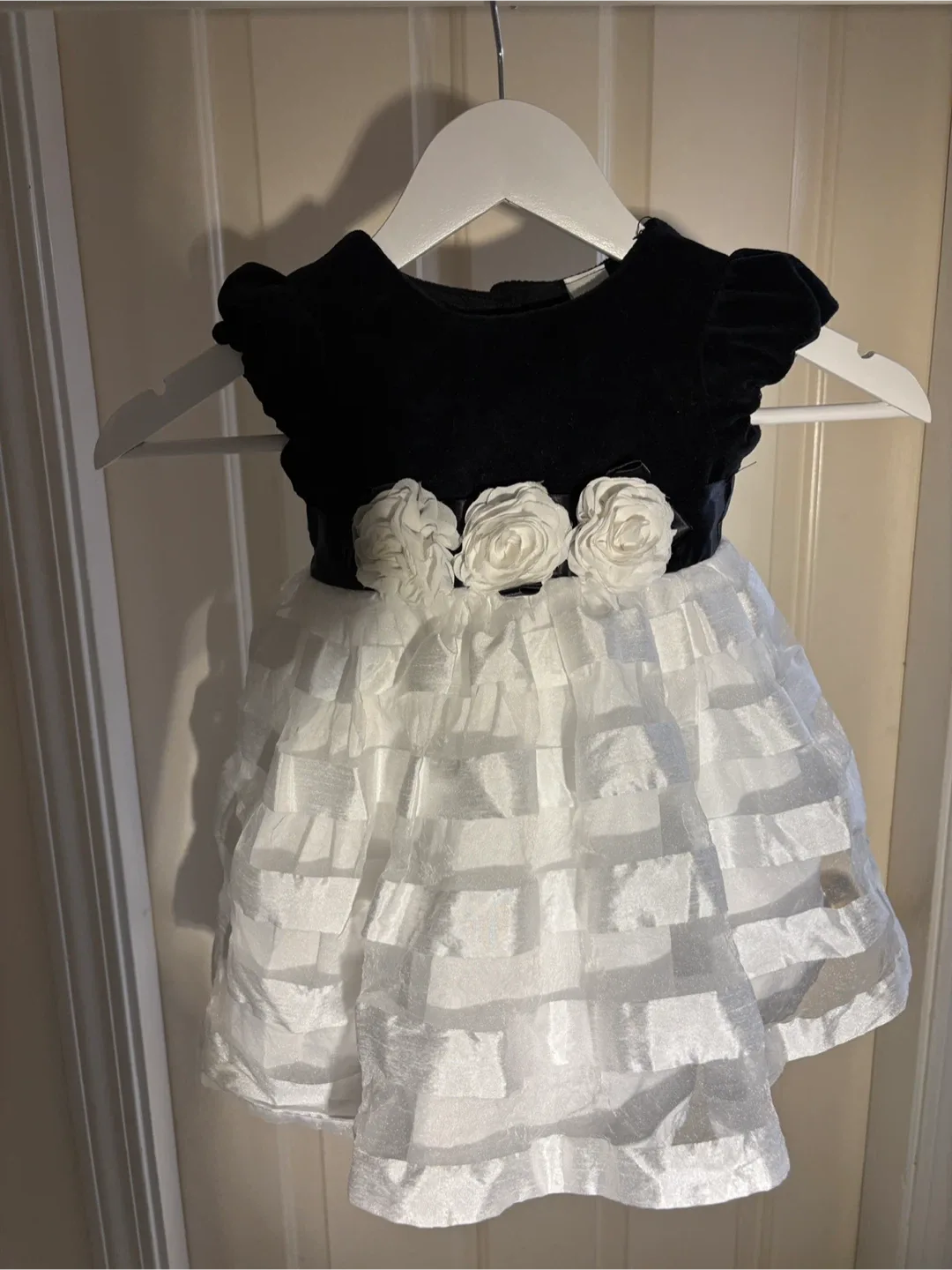 Girl’s “Little Me” Black Velvet Dress 🖤 🌸 Size 18 m image indicator(5)