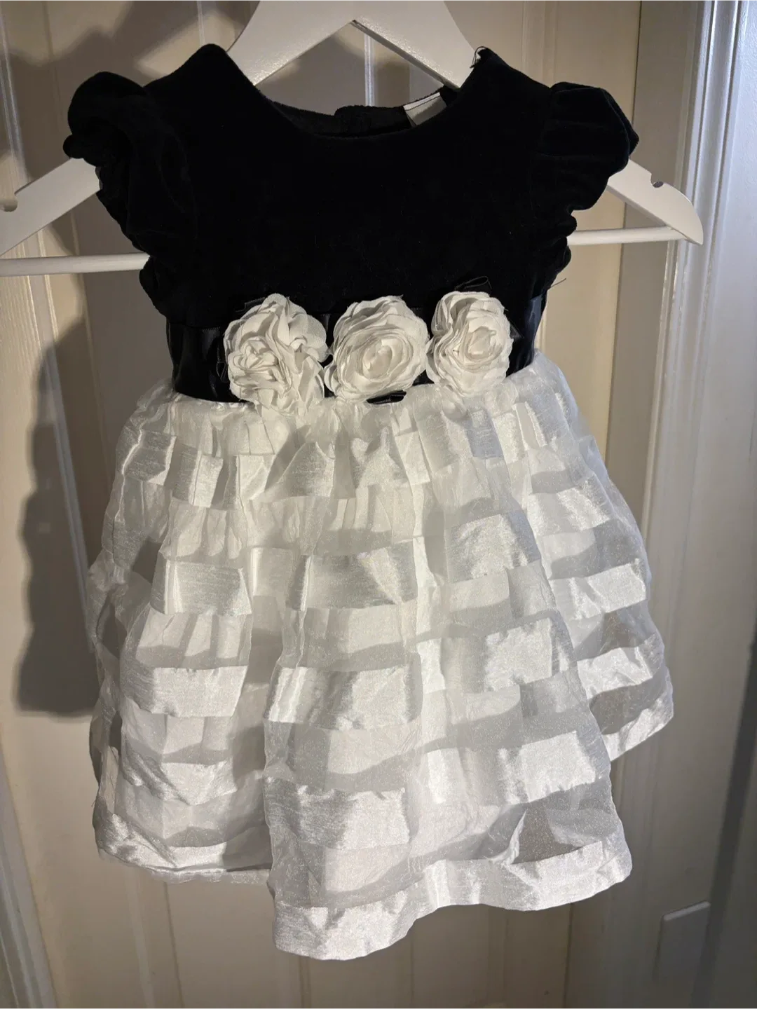 Girl’s “Little Me” Black Velvet Dress 🖤 🌸 Size 18 m image indicator(3)