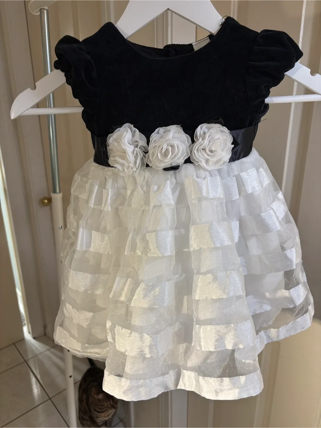Girl’s “Little Me” Black Velvet Dress 🖤 🌸 Size 18 m image indicator(7)