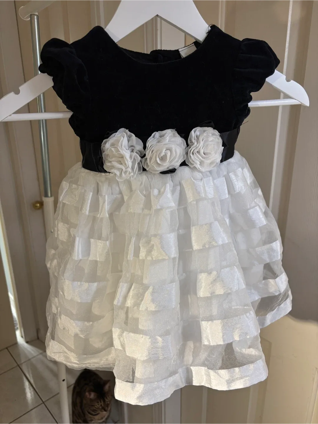 Girl’s “Little Me” Black Velvet Dress 🖤 🌸 Size 18 m image indicator(8)