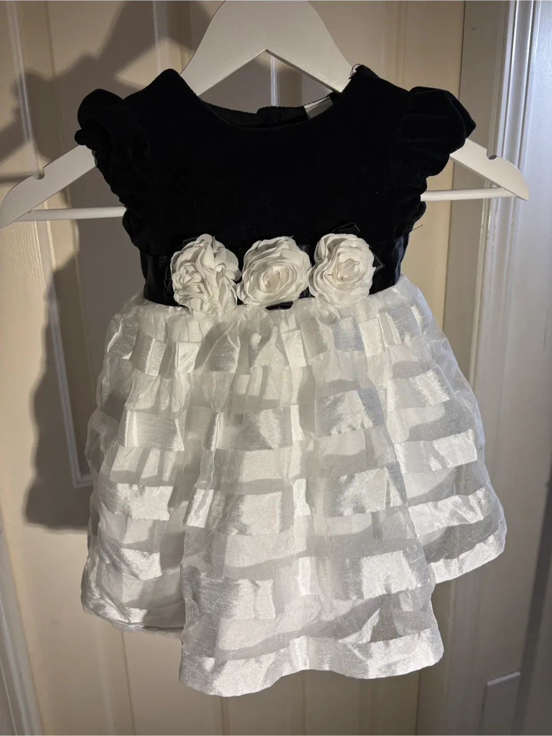 Girl’s “Little Me” Black Velvet Dress 🖤 🌸 Size 18 m image indicator(9)
