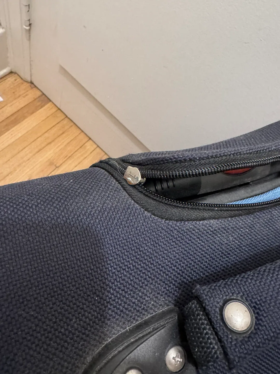 Moving  sale RBH Elate ( Ricardo Brand ) Suitcase Size 28” image indicator(6)