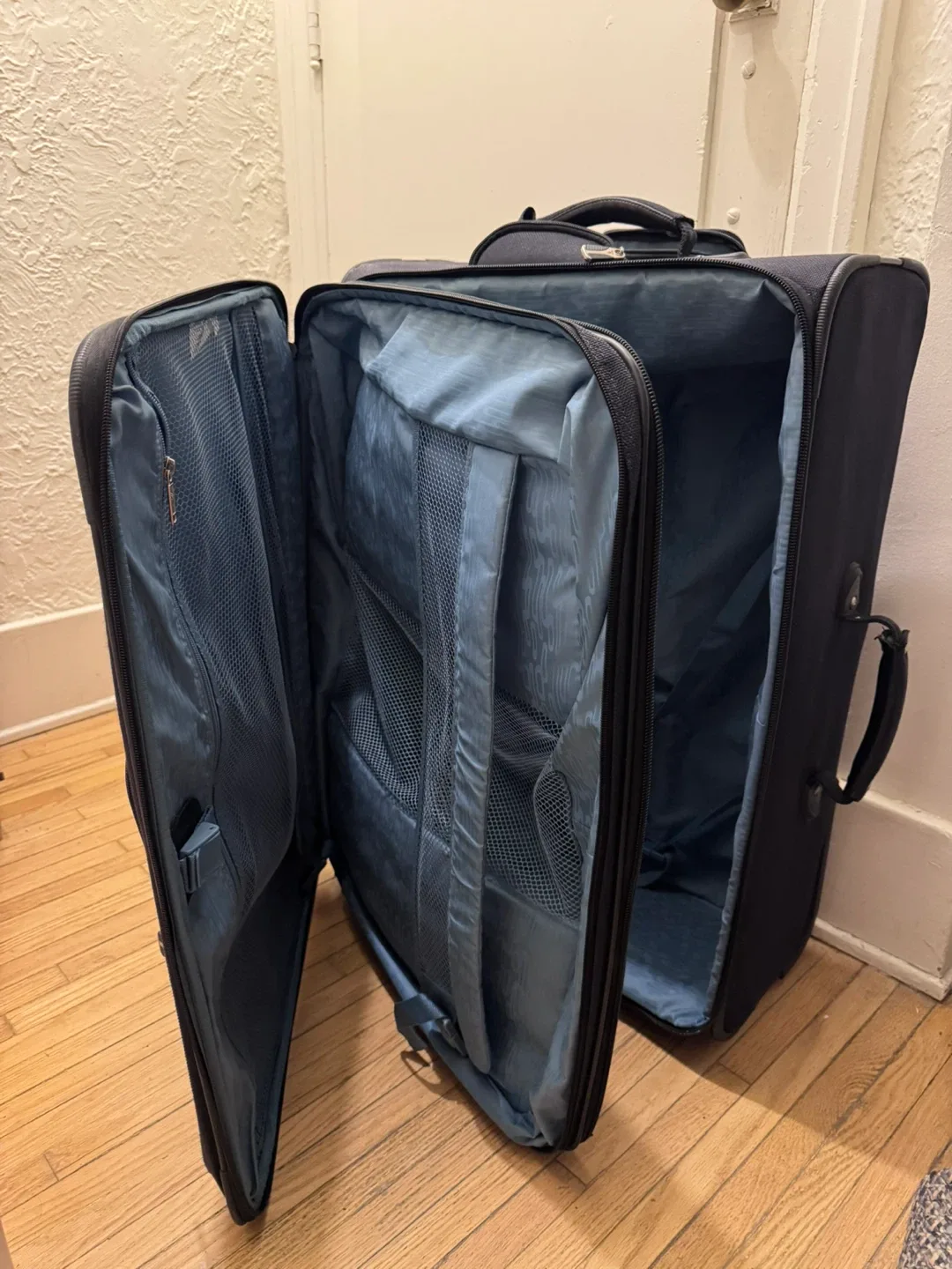 Moving  sale RBH Elate ( Ricardo Brand ) Suitcase Size 28” image indicator(9)